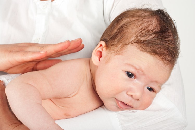 नवजात बच्चे में हिचकी - कारण और निवारण hiccups in baby cause symptoms and remedy